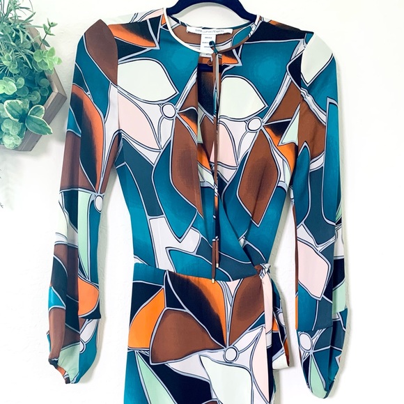 Diane Von Furstenberg silk wrap dress - Picture 2 of 9